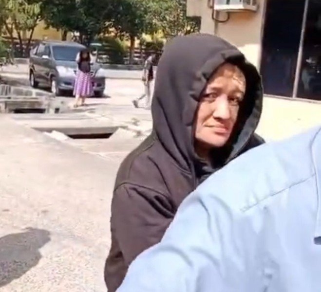 Foto: Pelaku pencurian di Jalan Kamboja Dumai saat dibawa warga ke kantor polisi.